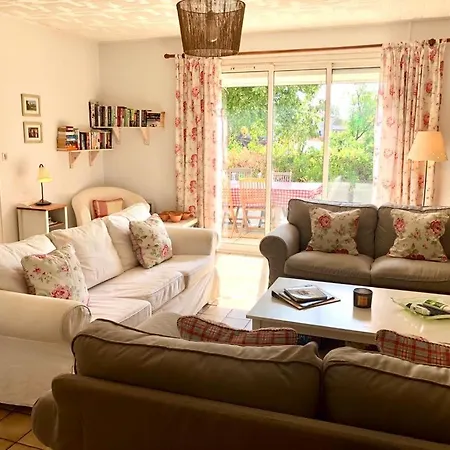 Le Bourg بيت للعطل Concots